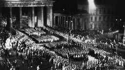 Berufung Hitlers zum Reichskanzler, 30. Januar 1933 Fackelzug der “nationalen Verbände” SA, SS und Stahlhelm zur Feier der “Machtübernahme”