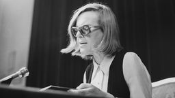 Die österreichische Schriftstellerin Ingeborg Bachmann bei einer Lesung. Wien. 1971