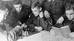 Hitlerjungen als Flakhelfer in Bereitschaft beim Schachspiel (NS-Propaganda-Aufnahme vom April 1943) 