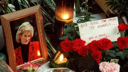 Ein Foto von Prinzessin Diana umgeben von Rosen und Kerzen. Die Ex-Frau von Prinz Charles starb am 31. August 1997 in Paris.
