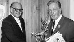 Erich Lüth (l) 1958 als Vorsitzender des Hamburger Presseclub neben Hans Albers