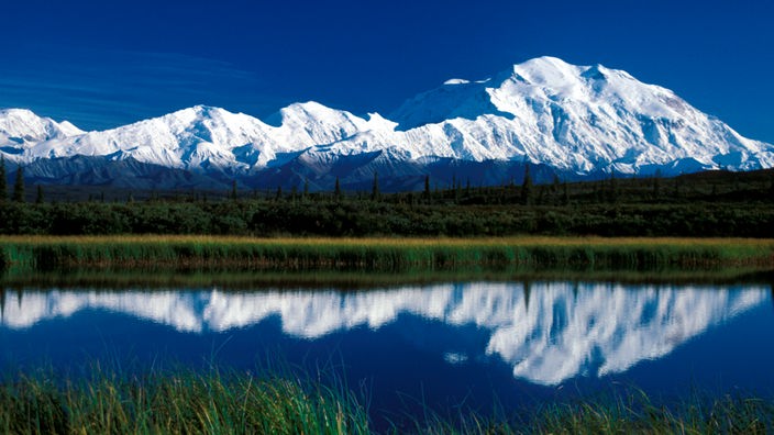 Blick auf den Mount McKinley (6194 Meter) im Denali Nationalpark, den höchsten Berg Nordamerikas. Der 1917 gegründete Park ist bekannt für seine Grizzlybären, Karibus und Wölfe. Undatiert.
