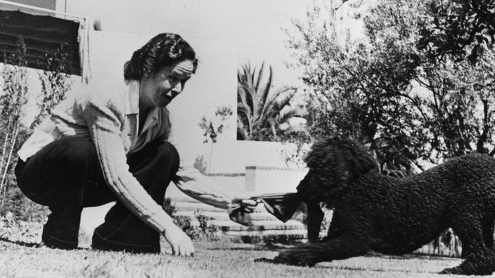 Monika Mann, Tochter des Schriftstellers Thomas Mann, im Garten in Santa Monica, Aufnahme ca 1940