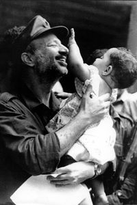 Yasser Arafat (PLO Chef) mit einem kleinen Mädchen in Beirut