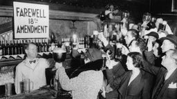 Menschen feiern das Ende der Prohibition in einer Bar in New York