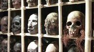 Schädel in Vitrinen im Museum für Völkerkunde in Dresden