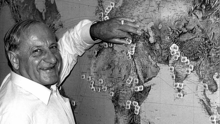 Hermann Gmeiner 1981 vor Weltkarte mit Kinderdorf-Standorten