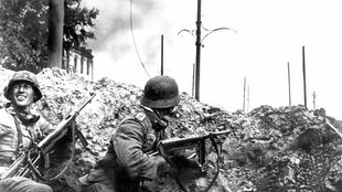 Deutsche Infanterie bei den Straßenkämpfen um Stalingrad (undatiertes Archifoto)