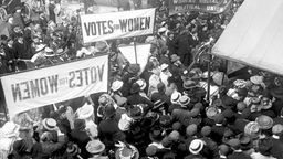 Suffragetten demonstrieren in London für das Wahlrecht für Frauen (Aufnahme von 1910)