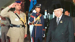 Indonesiens Präsident Suharto beim G-15-Gipfel der Entwicklungsländer in Kairo (1998)