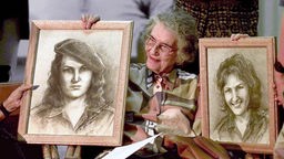 Nadia Bunke, die Mutter der Revolutionärin Tamara Bunke, zeigt 1998 in Santa Clara (Kuba) zwei Porträts ihrer 1967 getöteten Tochter 