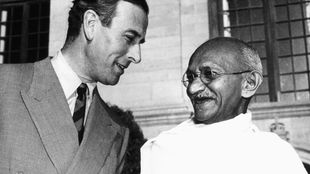 1947: Gespräch zwischen dem Führer der indischen Unabhängigkeitsbewegung, Mahatma Gandhi (rechts), und dem letzten von Großbritannien eingesetzten Vizekönig von Indien, Louis Lord Mountbatten