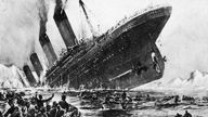 Künstlerische Darstellung des Untergangs der Titanic - das Schiff ist zur Hälfte im Meer versunken, daneben Rettungsboote mit Menschen