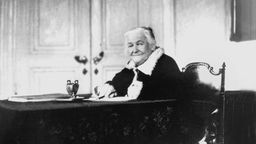 Clara Zetkin an ihrem Schreibtisch, aufgenommen um 1930.