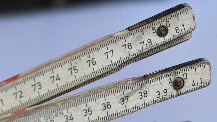 Symbolbild zur Einführung des metrischen Systems im Deutschen Reich: Ein Metermass, Zollstock liegt auf einem Tisch in Freiburg.