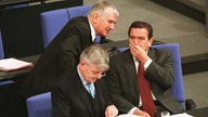 Die damalige rot-grüne Koalition (im Bild Kanzler Schröder, Innenminister Schily und Außenminister Fischer)