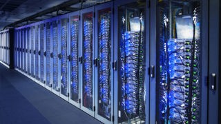Netzwerkschränke mit Server-Racks in einem Rechenzentrum