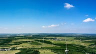 Das Siegerland mit dem Fernmeldeturm auf dem Berg Eisenhardt im Bundesland Nordrhein-Westfalen, Luftaufnahme