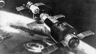 Das gestartete Raumschiff Sojus 11 koppelte an Saljut-1 an