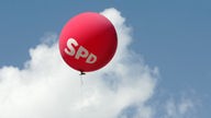 roter Luftballon mit SPD geht in die Luft