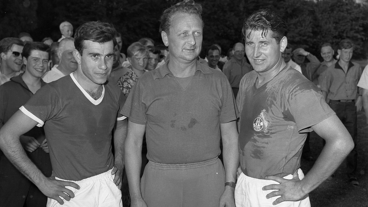 Coskun Tas (l.), Helmut Rahn (r.) Oswald Pfau (Trainer), 1. FC Köln