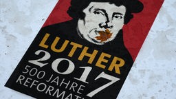  Ein grafische Darstellung mit dem Bildnis von Martin Luther mit der Aufschrift "Am Anfang war das Wort. Luther 2017. 500 Jahre Reformation" anlässlich des Jubiläumsjahrs der Reformation liegt am 01.11.2016 in Berlin als Teil der Ausstellungsgestaltung auf dem Boden am Gendarmen...