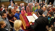 Rabbi liest in Synagoge aus Tora vor