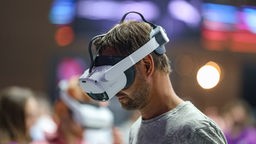 Mann trägt VR-Brille auf der Gamescom 2022