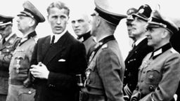 Wernher von Braun 1944 mit Offizieren der Wehrmacht in Peenemünde