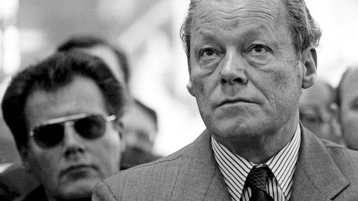 Ehem. Bundeskanzler Willy Brandt (re., SPD) und Günter Guillaume (SPD/Referent im Bundeskanzleramt) während einer Betriebsversammlung der BKB in Helmstedt,1974