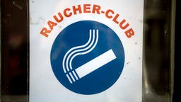 Schild eines Raucherclubs