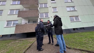 Polizei vor einem Hochhaus