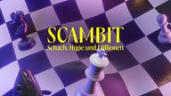 Titelbild des Podcasts "Scambit: Schach, Hype und Millionen": ein lilafarbenes Schachbrett mit gelbem Schriftzug "Scambit: Schach, Hype und Millionen"