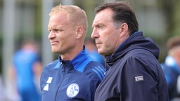 Karel Geraerts (l.) und Marc Wilmots auf dem Trainingsplatz von Schalke 04 (Archivfoto)