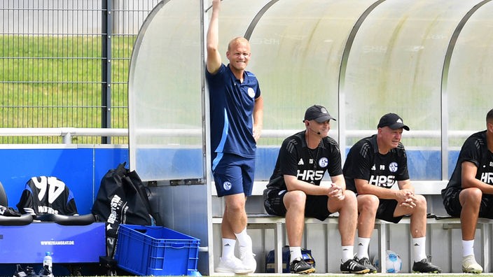 Schalke-Trainer Karel Geraerts beobachtet ein Testspiel (Archivfoto)