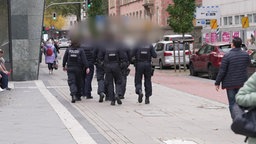 Polizeitrupp auf der Straße