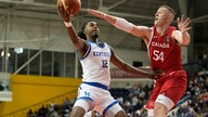 Center Thomas Kennedy (r.) verstärkt zur neuen Saison die Baskets Bonn in der BBL.