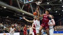 Spieler der Niners Chemnitz und der Baskets Bonn kämpfen unter dem Korb um den Ball