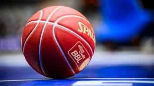 Ein Basketball der Basketball-Bundesliga (BBL) liegt auf dem Boden.