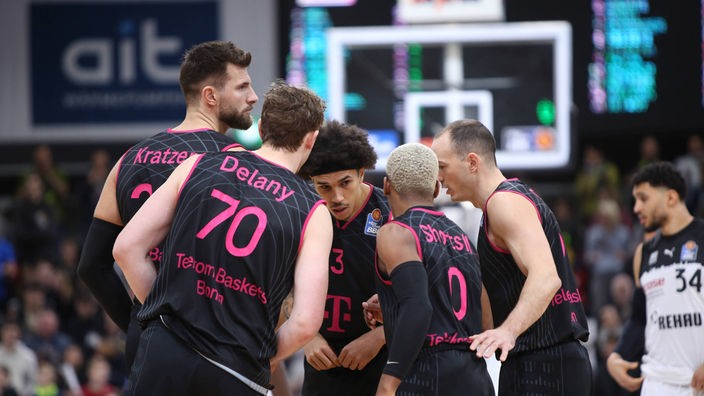 Die Spieler der Baskets Bonn (v.l.) Leon Kratzer, Finn Delany, Tyson Ward, TJ Shorts und Karsten Tadda besprechen sich im Kreis