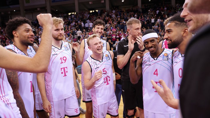 Baskets Bonn: Spieler stehen in einer Gruppe am Spielfeldrand zusammen