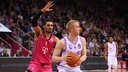 Jonathan Bähre (l.) von den Baskets Bonn verteidigt gegen Collin Welp von der BG Göttingen.