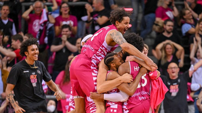  Jubel der Telekom Baskets Bonn nach einem Sieg gegen Hamburg. 