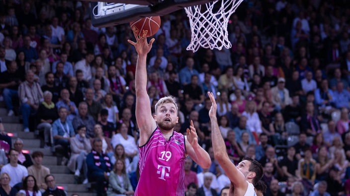 Till Pape erzielt zwei Punkte für die Baskets Bonn im Spiel gegen den MBC.