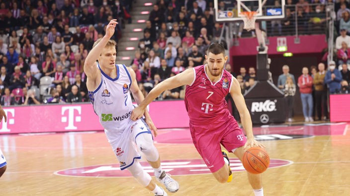 Sebastian Herrera von den Telekom Baskets Bonn im Zweikampf mit Laurynas Beliauskas von den Fraport Skyliners. 