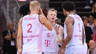 Harald Frey von den Telekom Baskets Bonn gibt Anweisungen an seine Mitspieler