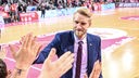 Trainer Tuomas Iisalo von den Telekom Baskets Bonn bedankt sich bei den Fans