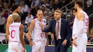 Trainer Tuomas Iisalo (M.) im Gespräch mit den Spielern der Baskets Bonn.