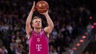 Harald Frey von den Telekom Baskets Bonn führt einen Freiwurf aus