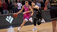 Sam Griesel von den Telekom Baskets Bonn (l.) im Duell mit Ferdinand Zylka von den Löwen Braunschweig.